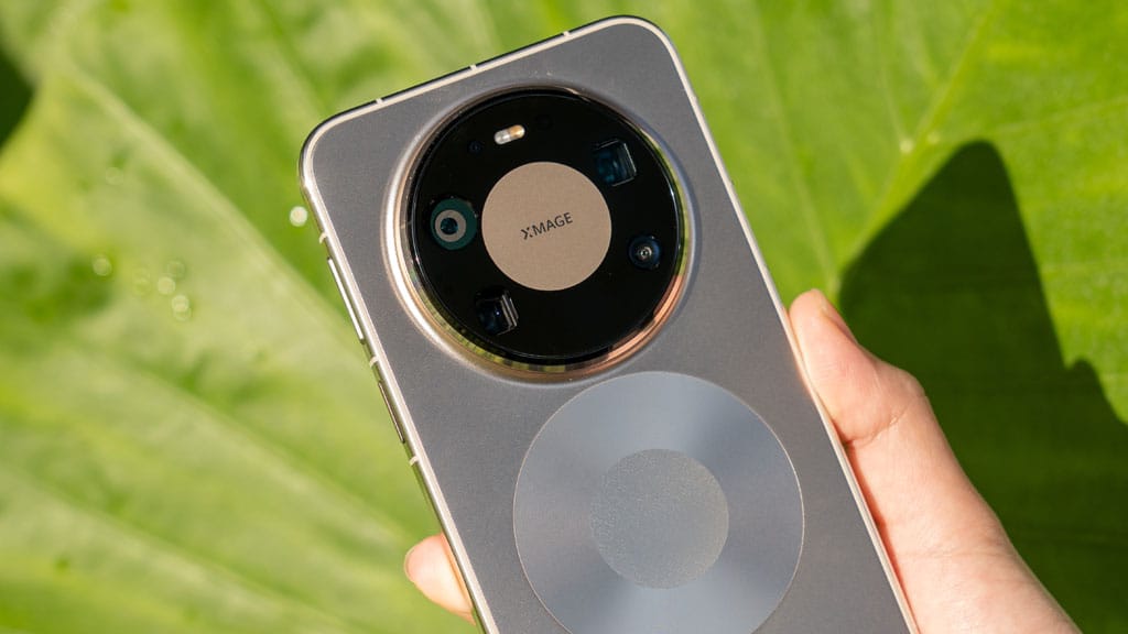 Huawei Regains Top Spot in China as Mate 80 Sales Jump 23%