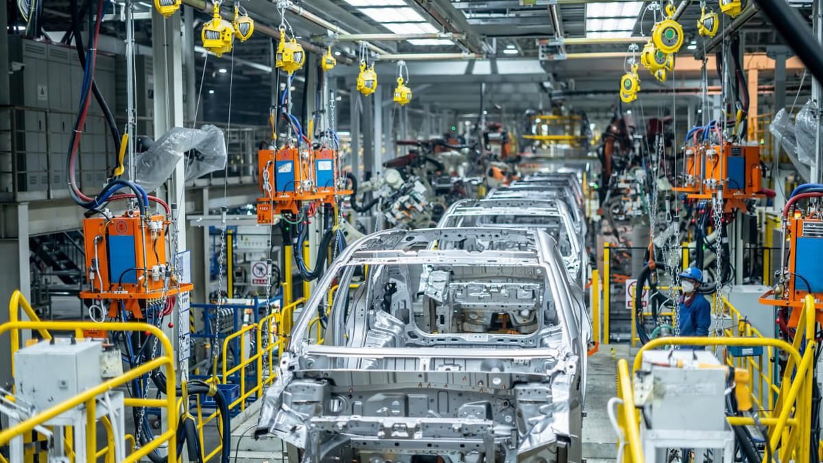 Chinese EV Startups Set Aggressive 2026 Sales Targets as Legacy Rivals Opt for Steady Growth