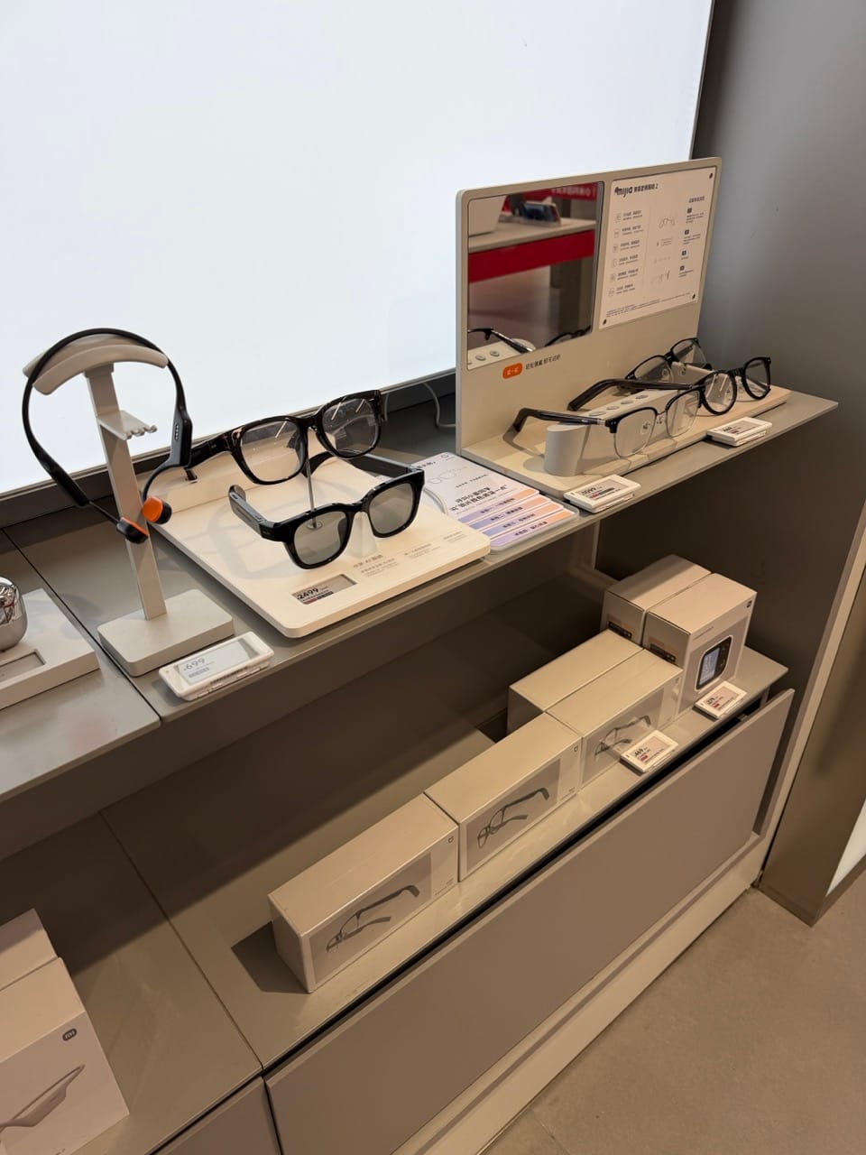 Chinese AI Glasses Brands Race to Dominate Offline Retail as They Target 700 Million Myopic Users