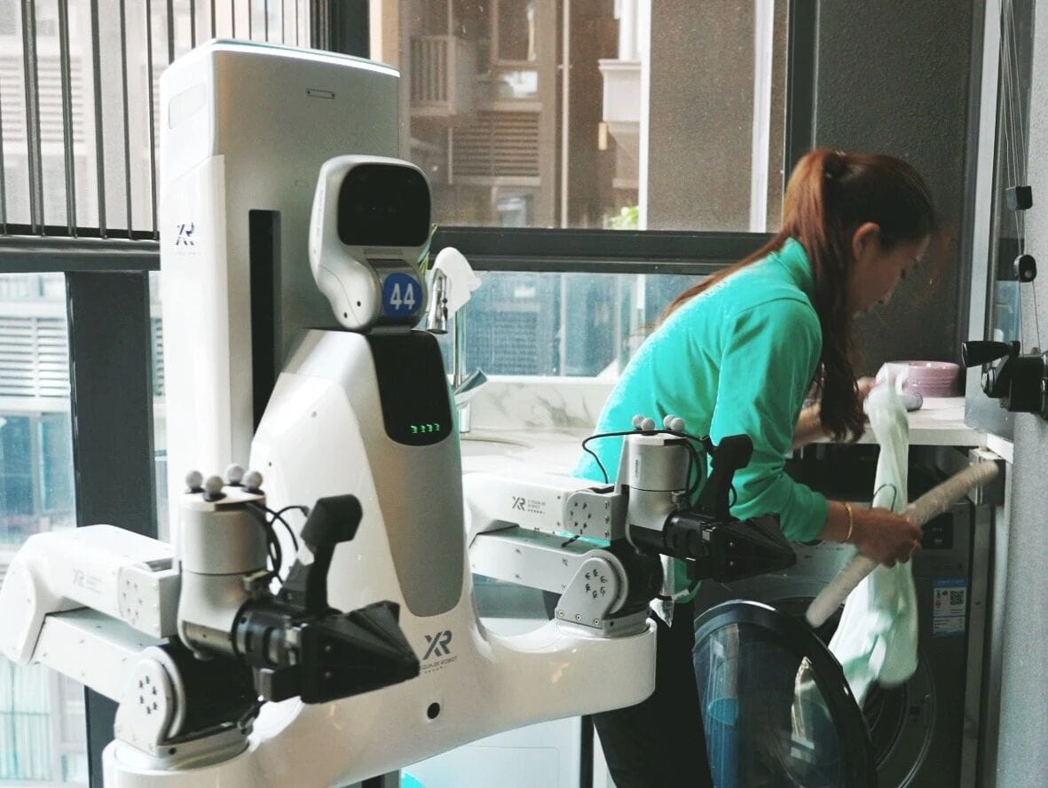 Service Robots Enter Chinese Homes as Shenzhen Cleaning Pilot Sells Out for Two Weeks