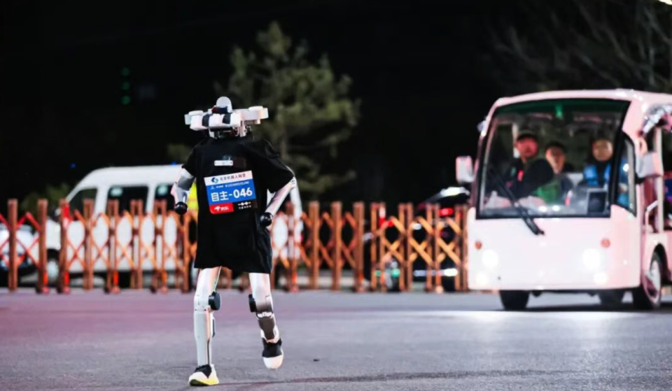 Beijing’s Humanoid Robot Half Marathon Adds Autonomous Scoring as Honor Joins a 100-Team Field