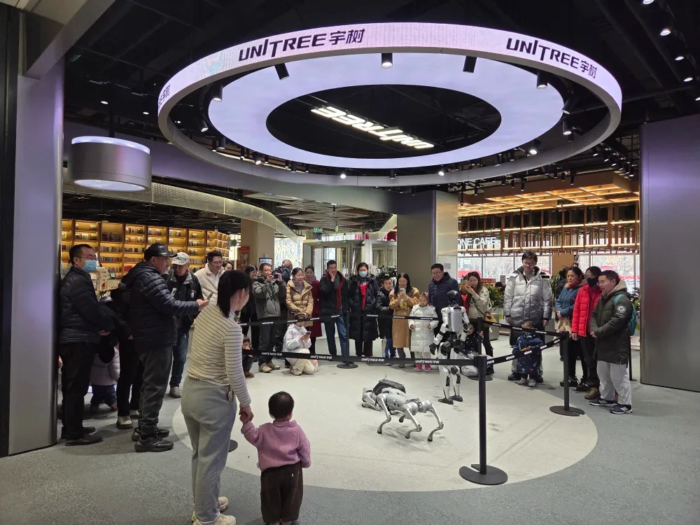China's Humanoid Robot Makers Take to the Mall — But Only One Is Drawing Crowds